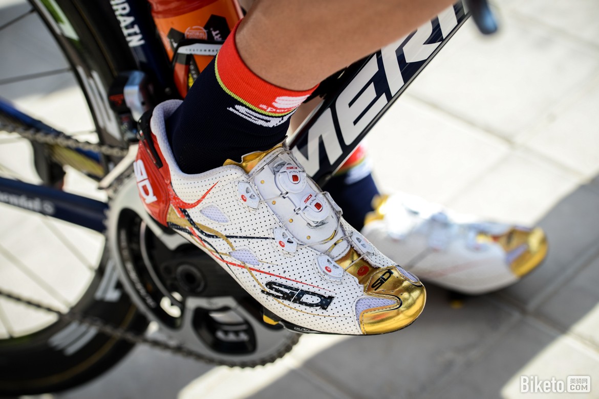 ������,����