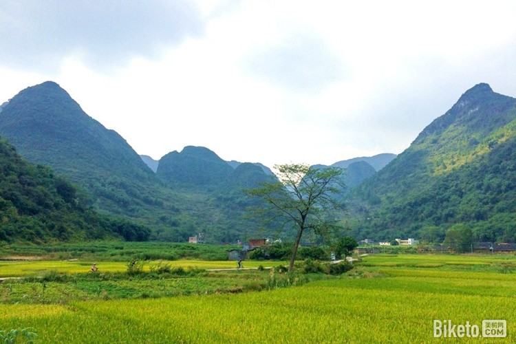 英西峰林·人在画中行.jpg 英西峰林·人在画中行.jpg