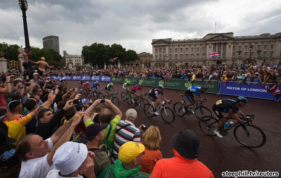 The racing rounding Buckingham Palace as light rain falls